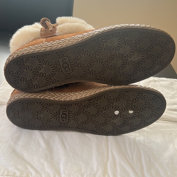 NWOT UGG Genuine Shearling Lined Elowen Bootie - Picture 7 of 10